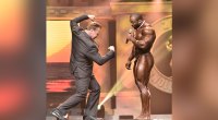 Arnold posiert bei der Arnold Classic 2017