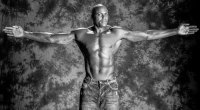 Ein junger Carl Lewis mit ausgestreckten Armen