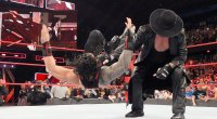 Wrestler The Undertaker würgt Roman Reigns