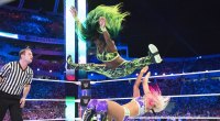 Die weibliche Pro-Wrestlerin Naomi Sumo lässt sich auf ihre Gegnerin fallen