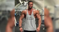 Calum Von Moger in einem Tanktop im Fitnessstudio
