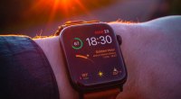 Apple WatchOS 9 vor einem Sonnenuntergang
