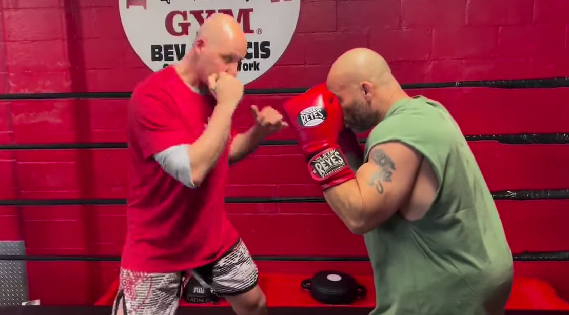 Derek Panza und Marco Rivera demonstrieren, wie man blockt und kontert