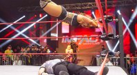 Jordynne Grace fliegt von den Seilen auf ihre Gegnerin im quadratischen Kreis