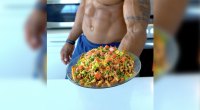Personal Trainer Joshua Bailey serviert sein Rezept für Süßkartoffelpommes am 4. Juli