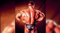 Der legendäre Bodybuilder Dorian Yates Rückenmuskeln macht eine Lat-Spreiz-Pose