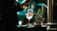 Barkeeper und Mixologe machen einen Gin-Cocktail