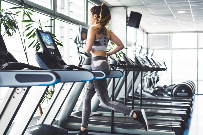 frau-laufband-intervalle-teil-des-4-wochen-trainingsplans