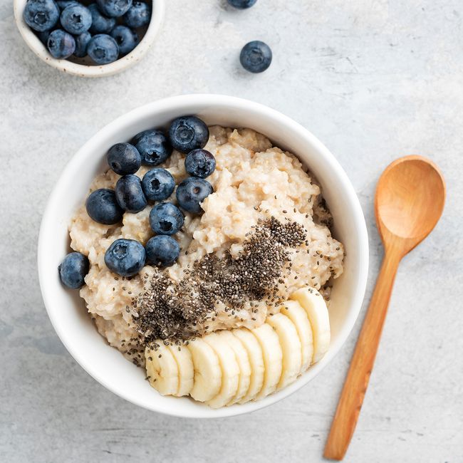 Haferflocken mit Banane, Heidelbeeren und Chiasamen