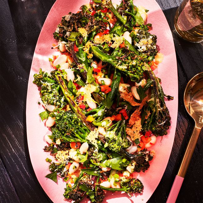 Parmesan-Caulinini mit Pfeffer und weißen Bohnen-Kräutersalat