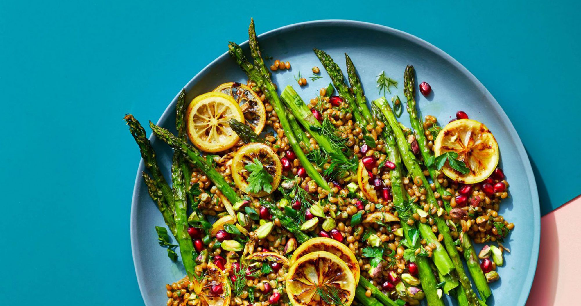 Dieser pikante Weizen-Beeren-Salat hilft Ihnen, Ihre tägliche Ballaststoffquote zu erreichen