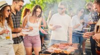 Eine Gruppe von Freunden grillt am vierten Juli