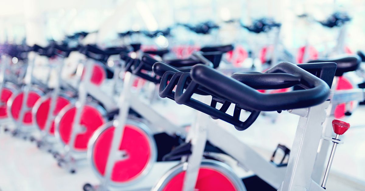 Warum Sie nach dem Spinning-Kurs Schmerzen im unteren Rücken haben (und wie Sie sie beheben können)