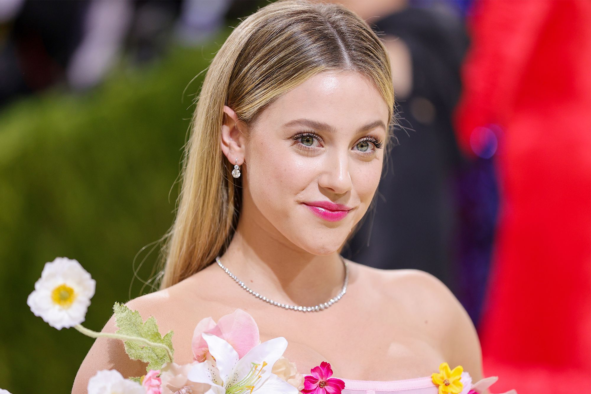 Lili Reinhart hat keine Pläne, damit aufzuhören, die toxische Ernährungskultur anzuprangern