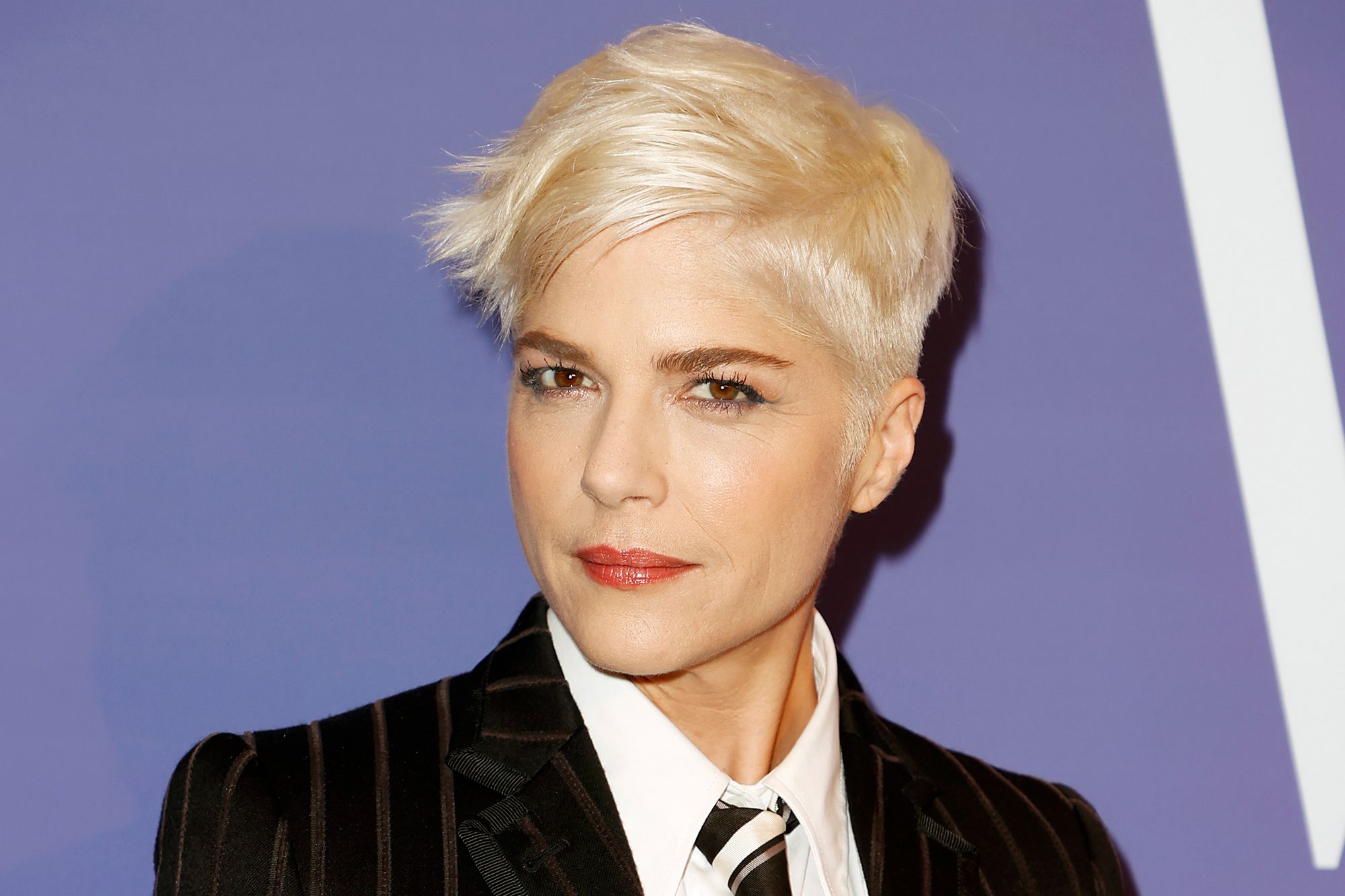 Selma Blair sagte, dass Make-up-Tools mit Fähigkeiten dazu beigetragen haben, dass sie sich nach der MS-Diagnose wieder „lebendig“ fühlte