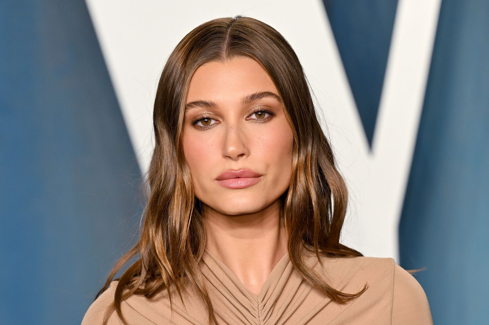 Hailey Biebers „Hack“ für strahlende Haut beinhaltet das Mischen von Serum mit flüssiger Foundation