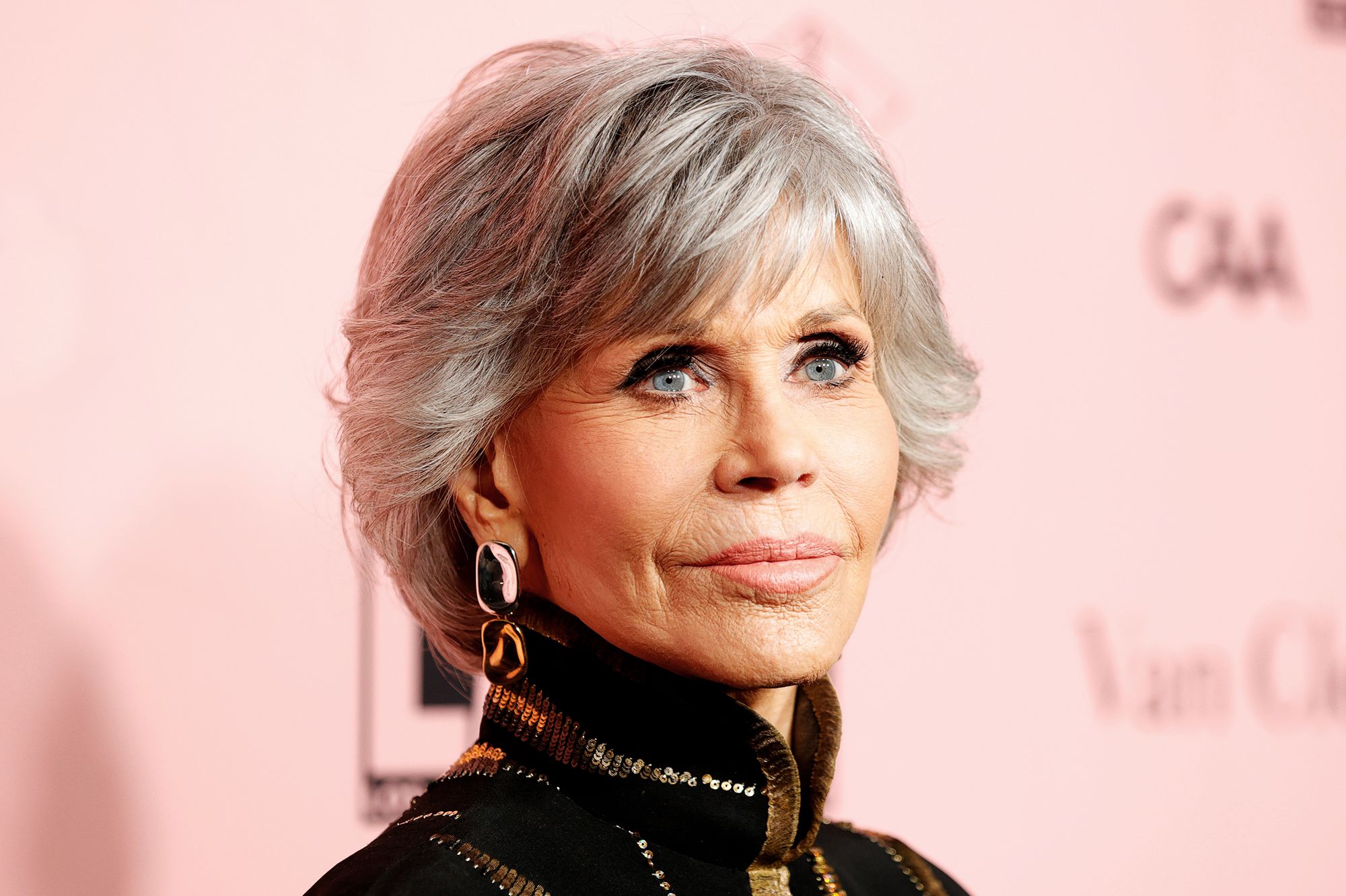 Jane Fonda hat ein Video von sich geteilt, in dem sie 3 Wochen nach Beginn der Chemo trainiert