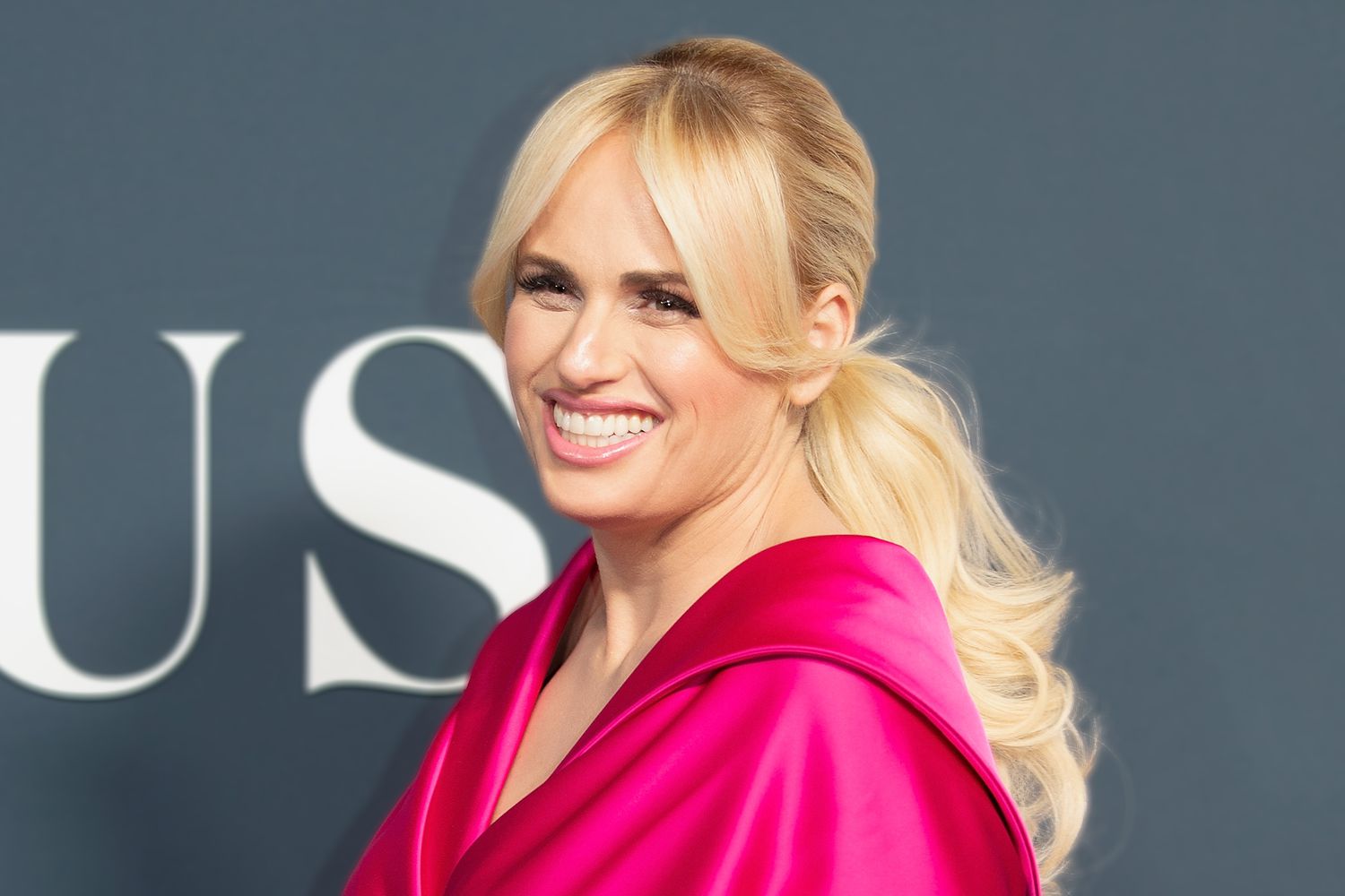 Rebel Wilson teilt Foto von Baby, das von Leihmutter begrüßt wurde