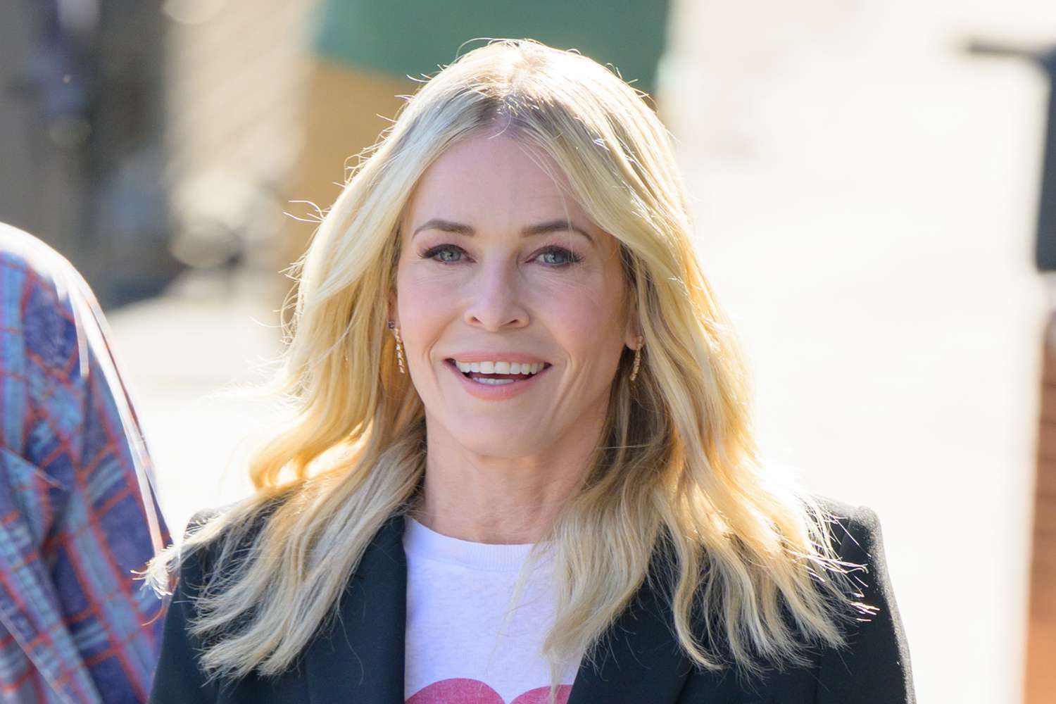 Sehen Sie, wie Chelsea Handler einen unterstützten einbeinigen rumänischen Kreuzheben demonstriert