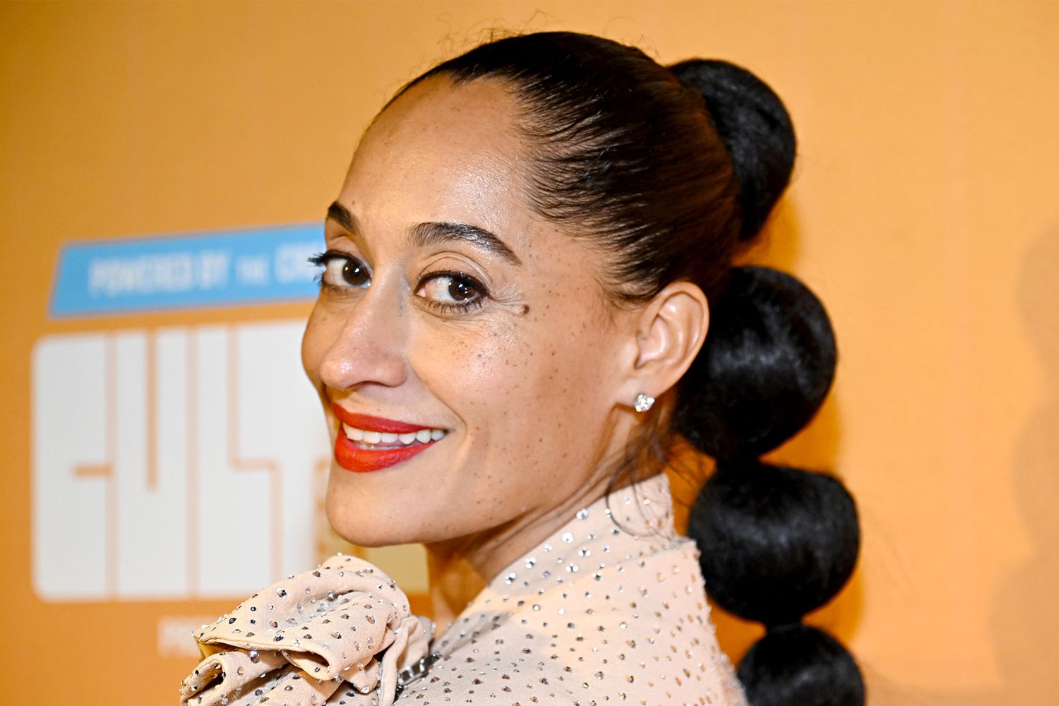Tracee Ellis Ross ist während dieses Sled-Push-Drop-Set-Workouts so zuordenbar