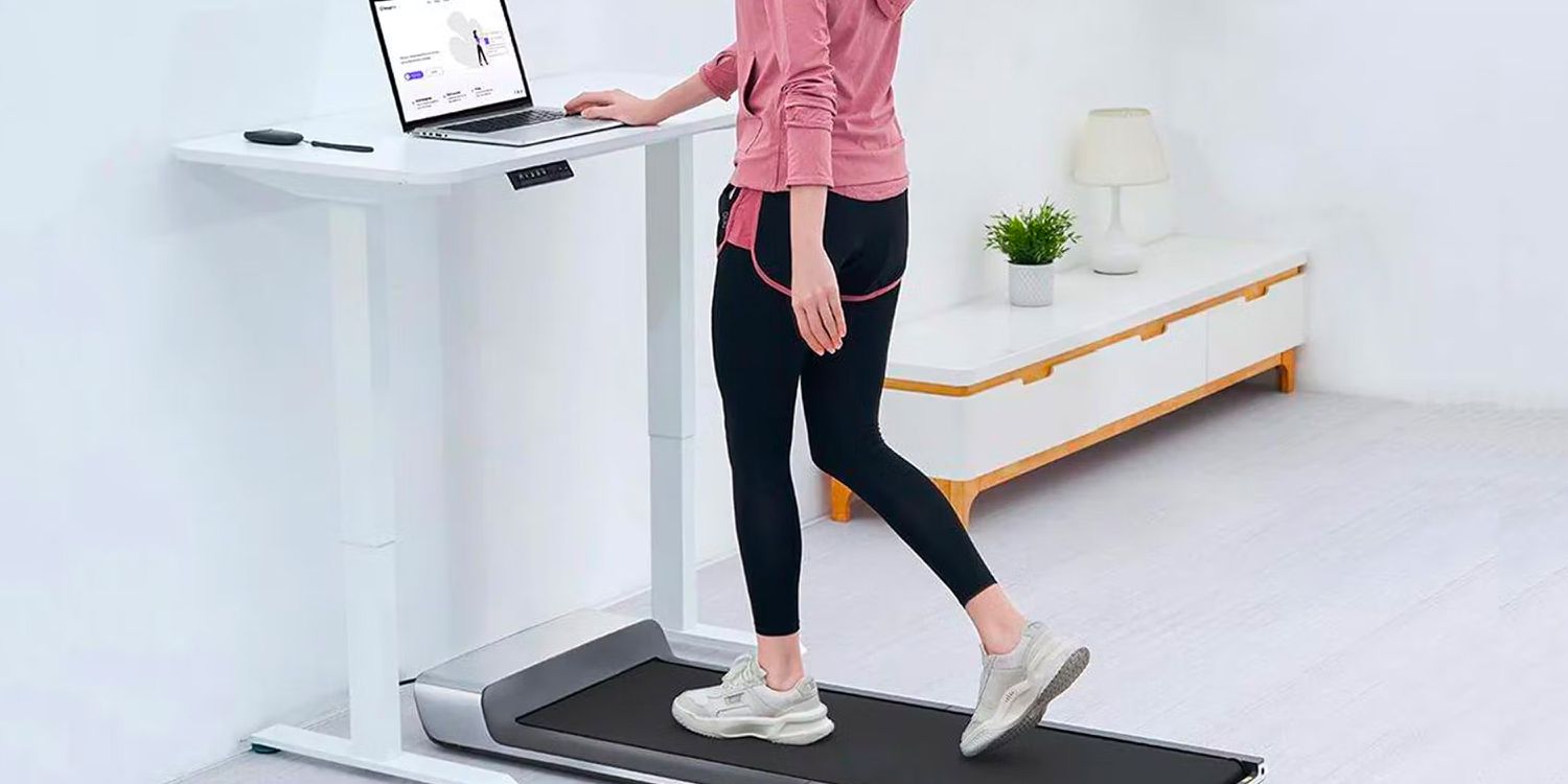 Eine TikTokerin ist während des Arbeitstages einen Marathon auf ihrem Laufband unter dem Schreibtisch gelaufen