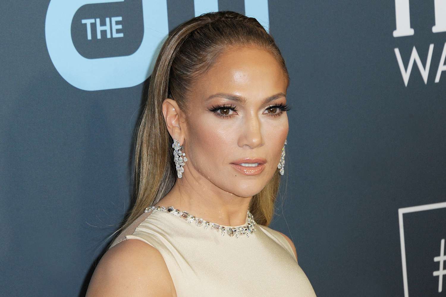 Jennifer Lopez hat gerade einen unkonventionellen Hack für besseren Schönheitsschlaf geteilt