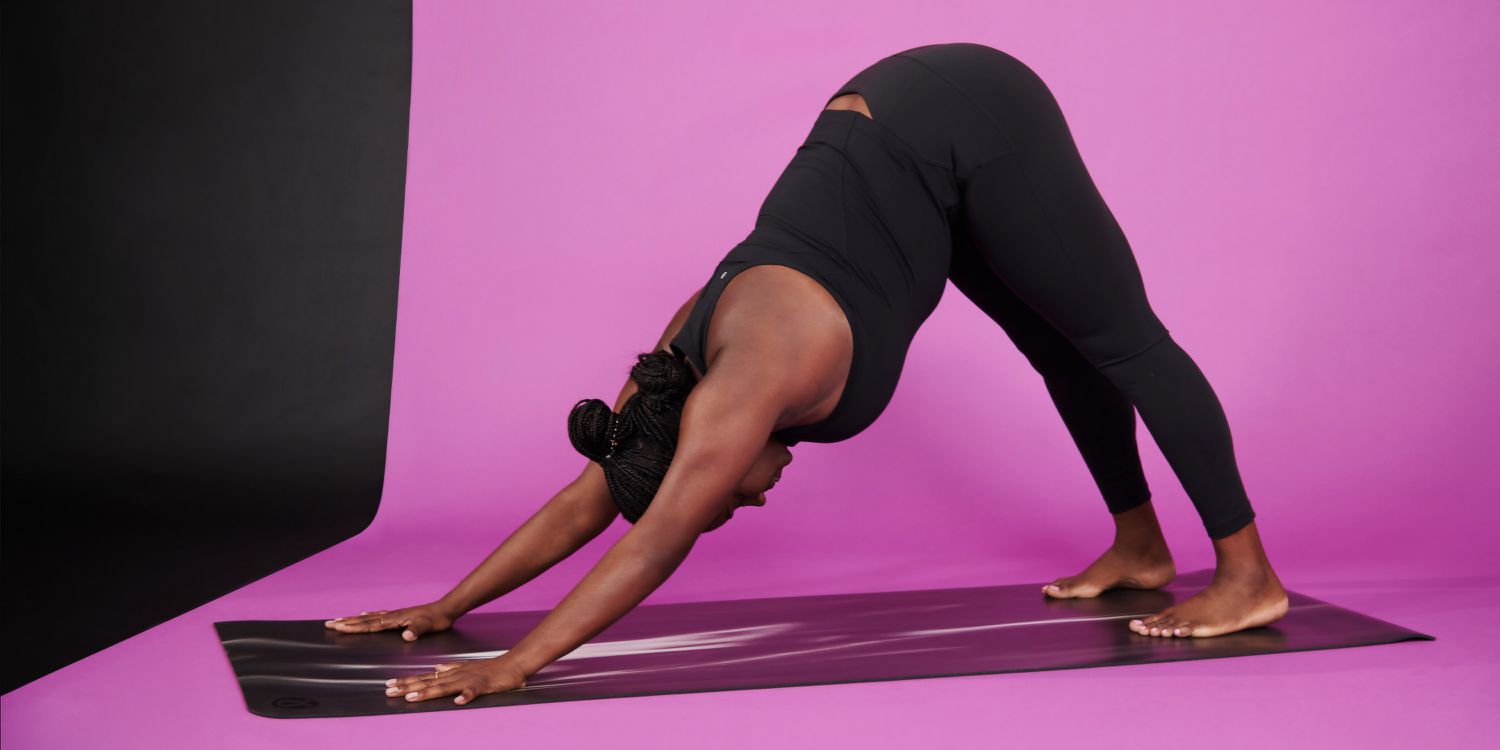 Diese 8 herabschauenden Hundevariationen lassen die Yoga-Pose für Ihren Körper und Ihre Bedürfnisse funktionieren