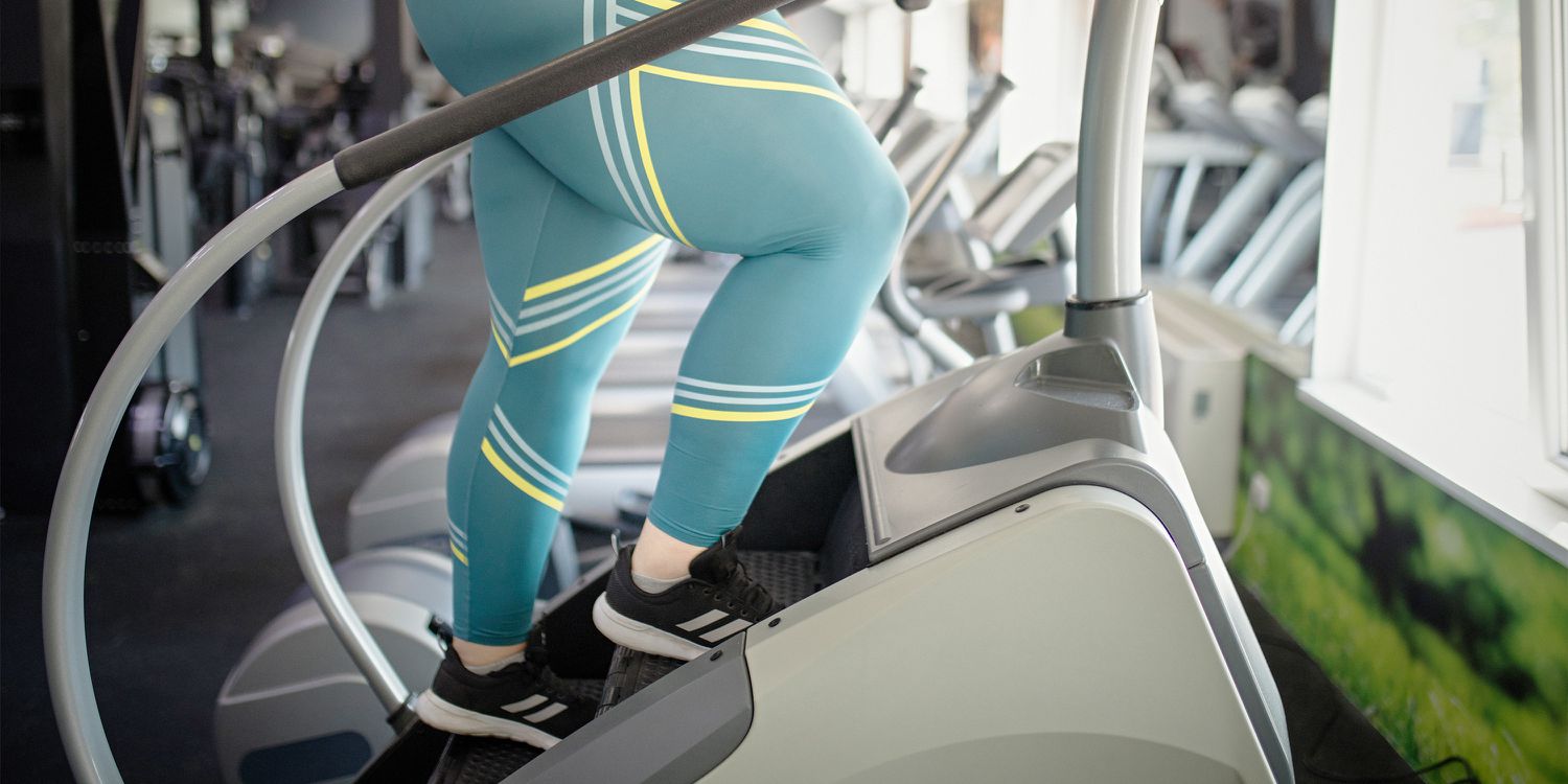 Treppensteigen vs. Gehen auf dem Schräglaufband: Welche Cardio-Wahl baut Ihre Gesäßmuskulatur auf?