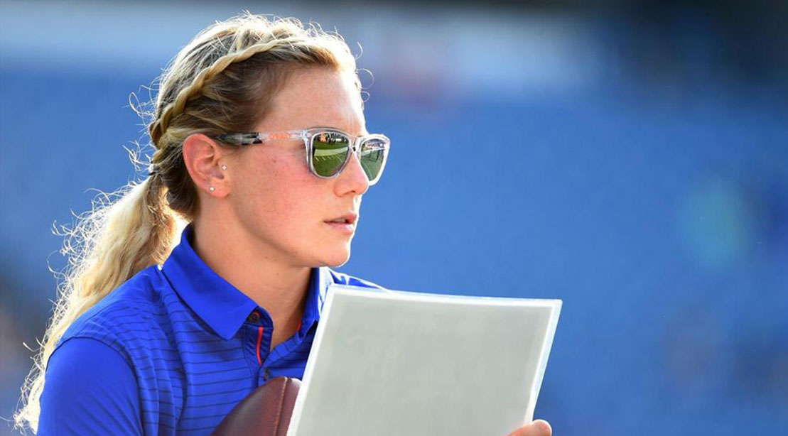 Durch Fußball hilft Phoebe Schecter dabei, bessere Athleten aufzubauen