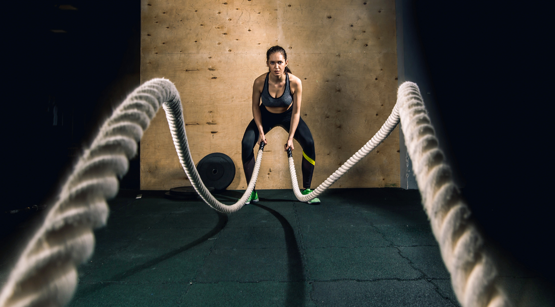 Hier ist, warum Battle Ropes einen Platz in Ihrem Trainingsprogramm verdienen