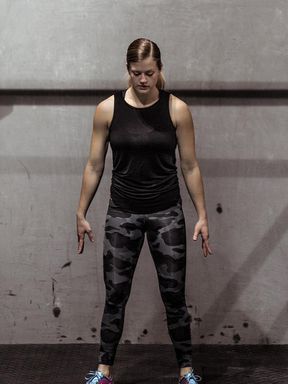 Frau, die Kniebeugen macht