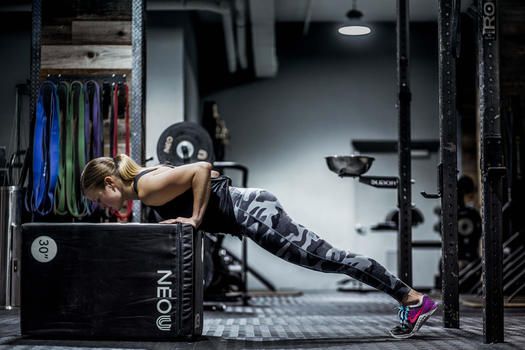 Frau, die Liegestütze macht