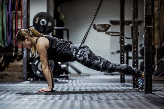 Frau macht gebänderte Liegestütze