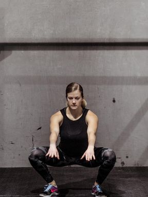 Frau, die Kniebeugen macht