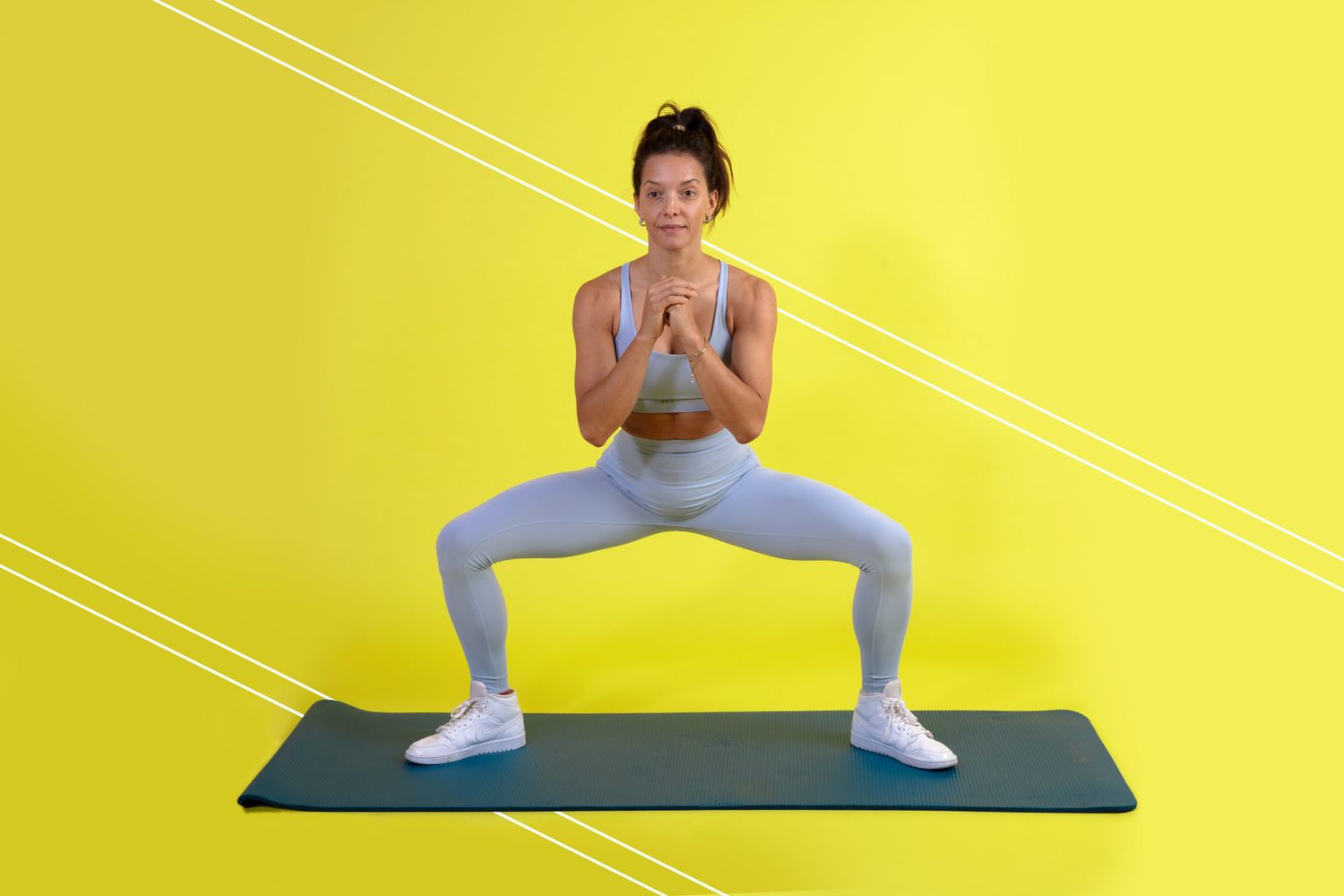 Wie man Sumo-Kniebeugen macht, um Ihre inneren Oberschenkel zu stärken