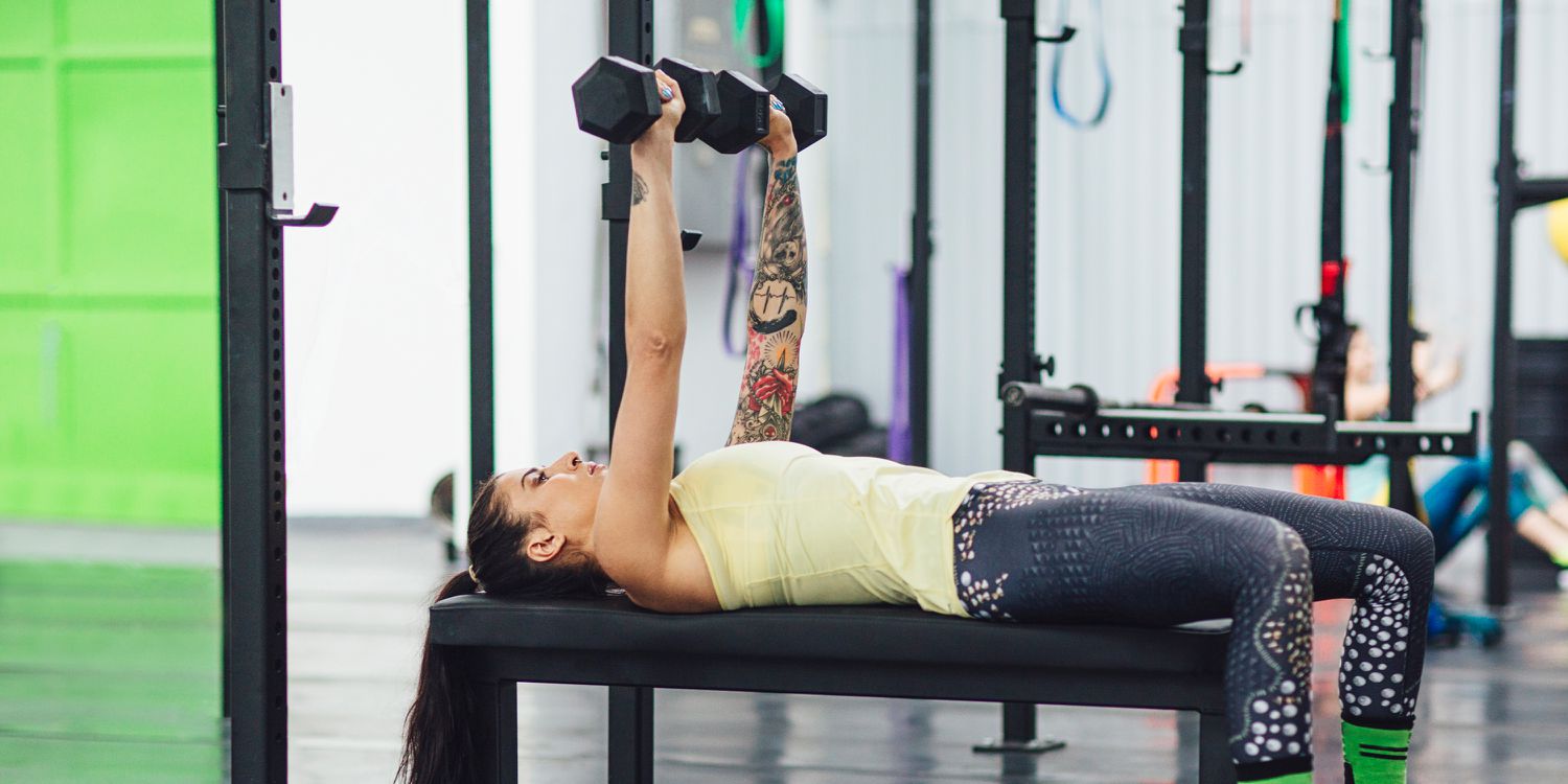 Wie man das Kurzhantel-Bankdrücken mit perfekter Form ausführt